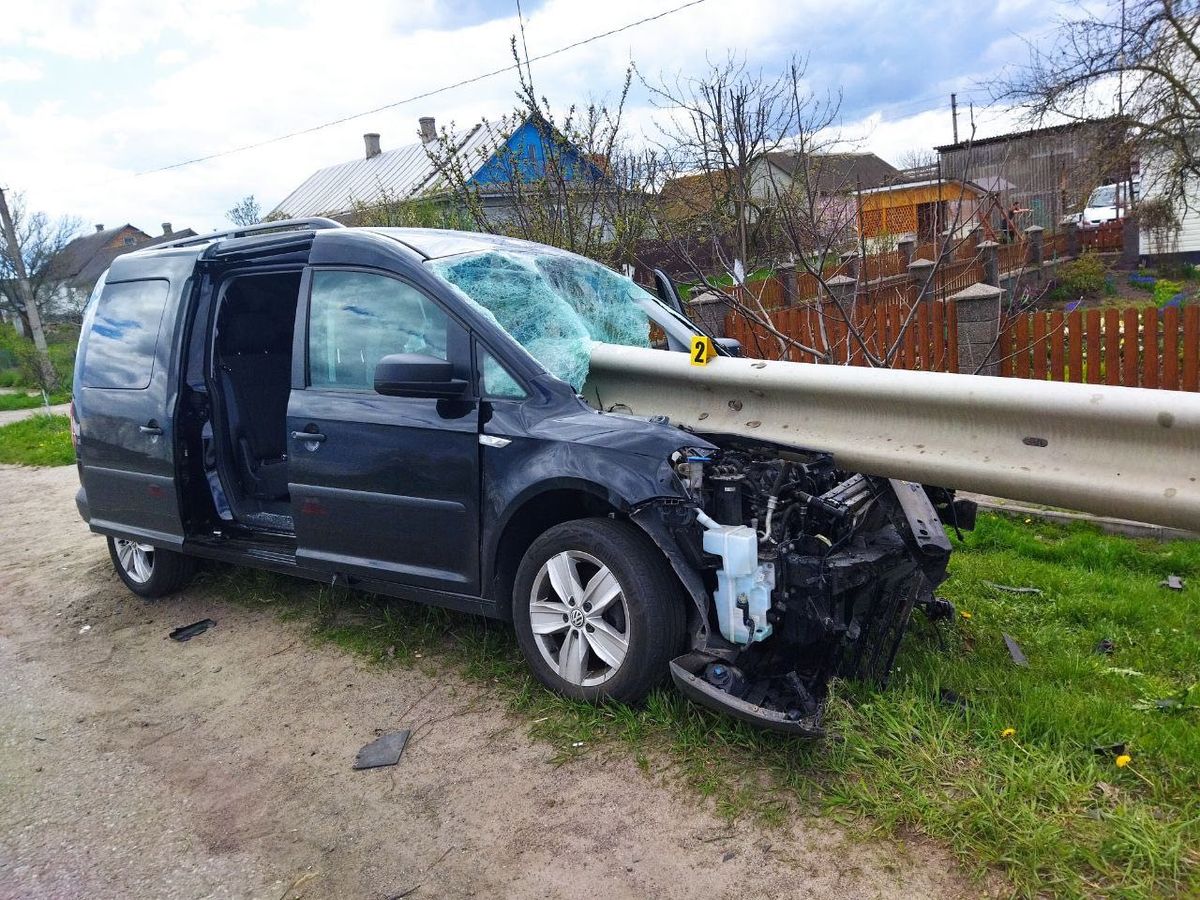 Неподалік Дубна автомобіль наштрикнувся на відбійник, водій загинув 