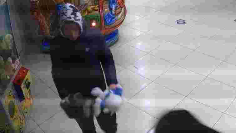 Тернопільська поліція розшукує чотирьох людей, які обікрали автомат з іграшками