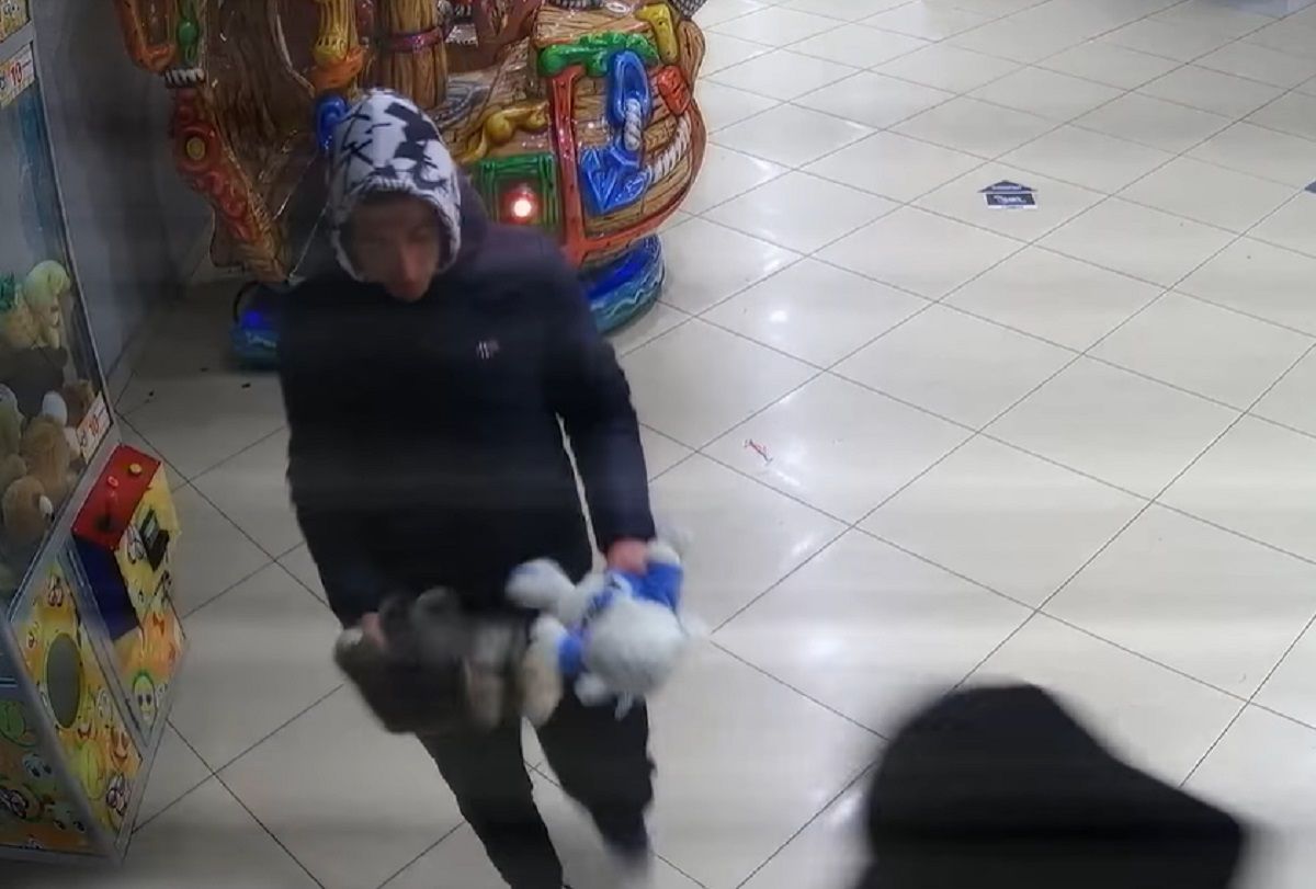 Тернопільська поліція розшукує чотирьох людей, які обікрали автомат з іграшками
