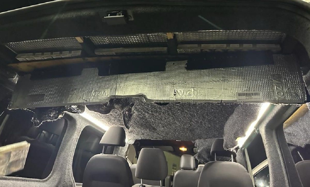 На Львівщині в чоловіка вилучили мікроавтобус через контрабанду сигарет