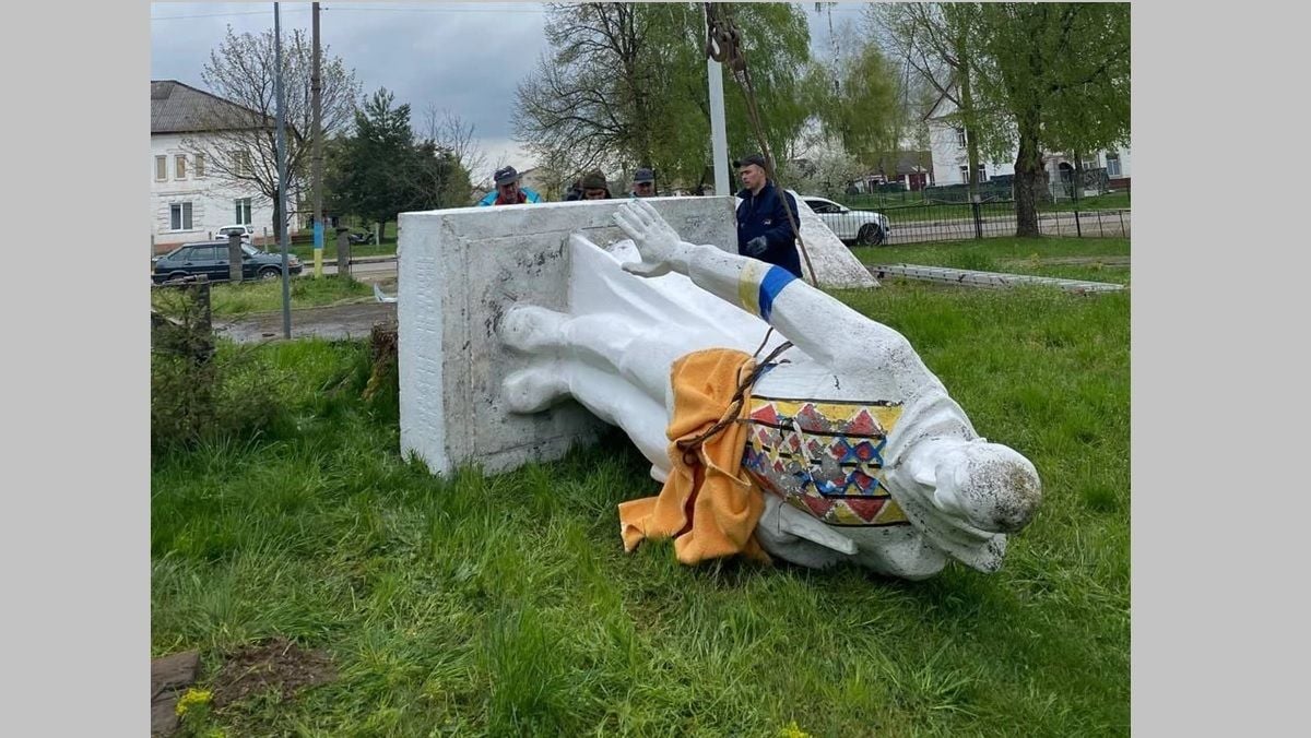 На Львівщині демонтували ще три радянські пам’ятники 