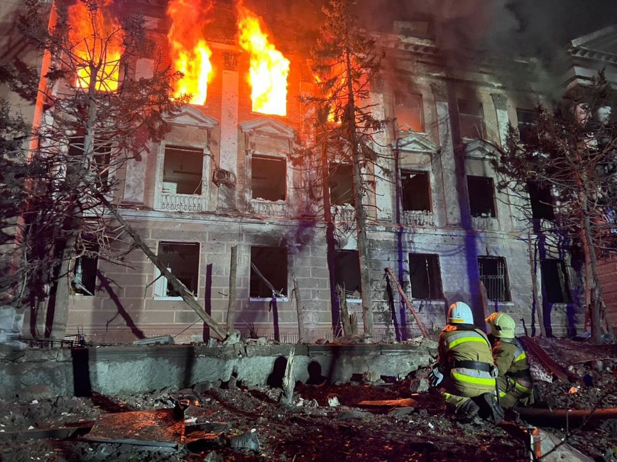 Росіяни обстріляли ракетами «Калібр» багатоповерхівку в Миколаєві