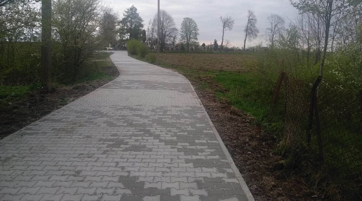 Мама загиблого бійця пожертвувала гроші на дорогу до цвинтаря біля Львова