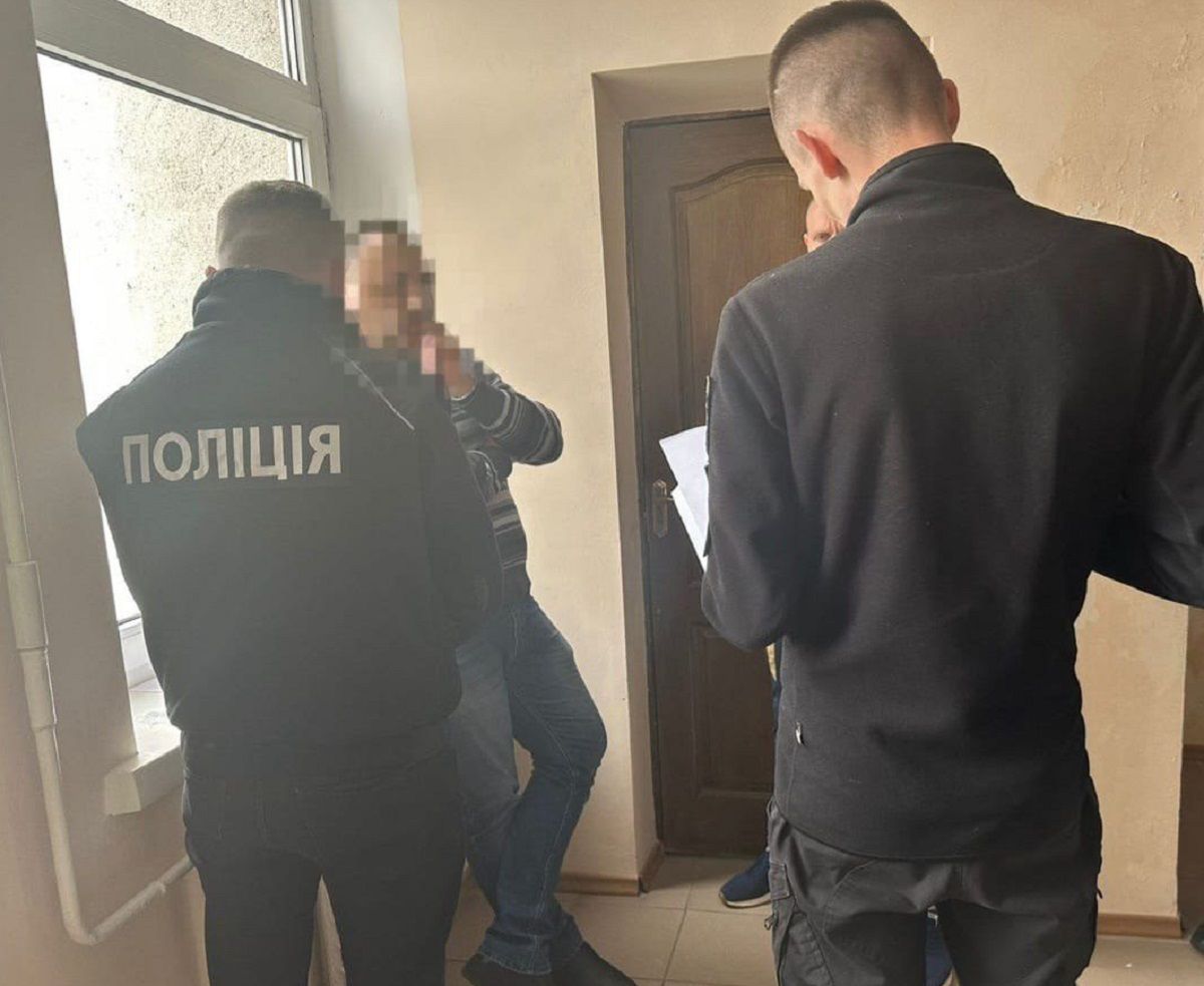 Чиновника сертифікаційного центру в Рівному затримали на хабарі в 30 тис. грн 