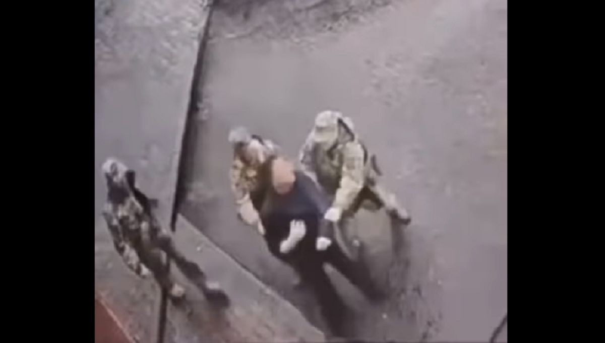Працівники військкомату побили чоловіка під час вручення повістки у Черкасах