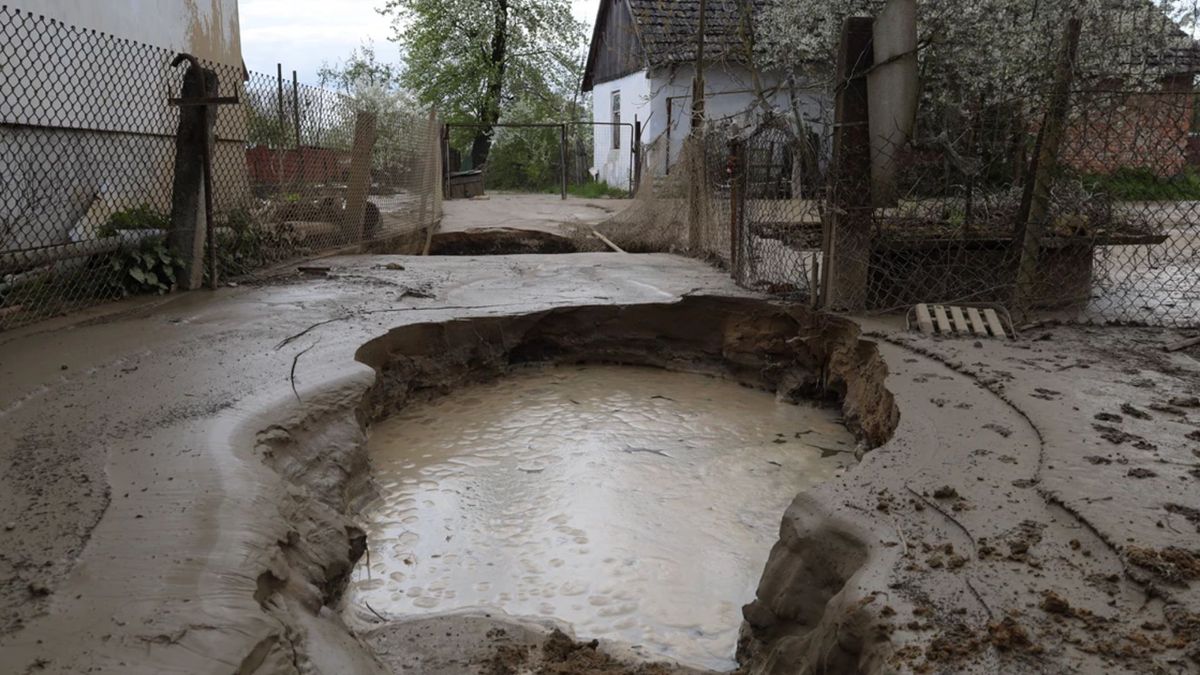 У селі на Львівщині, де утворилися гейзери та провалля, ліквідували витік газу