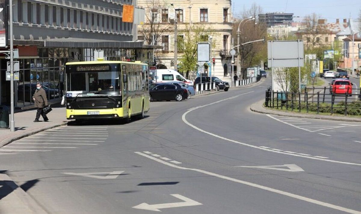 Громадський транспорт змінить маршрути через велопробіг у центрі Львова
