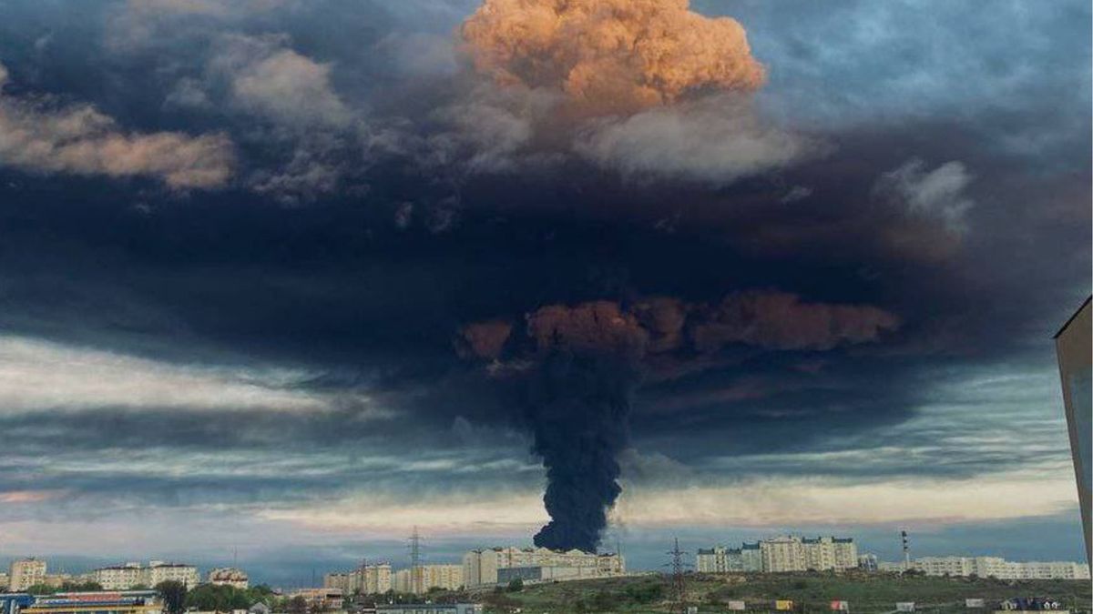 Унаслідок атаки безпілотників у Севастополі загорілась нафтобаза