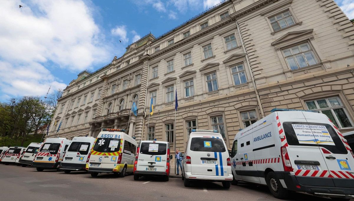 До Львова прибули 18 «швидких» від французьких благодійників