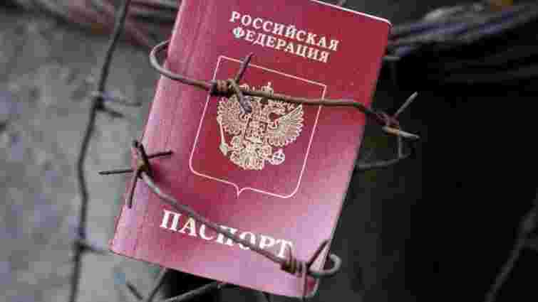 Омбудсмен пояснив, чому українцям на окупованих територіях варто брати російські паспорти