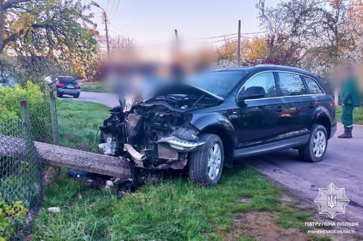 У Дубні п'яний 17-річний водій без прав розбив авто, в'їхавши у стовп