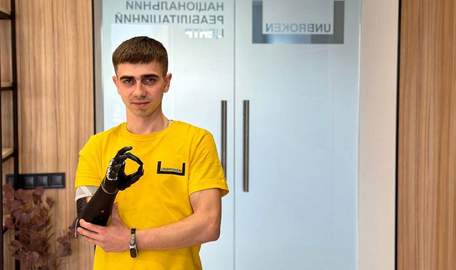24-річний захисник з біонічним протезом руки повернувся на фронт
