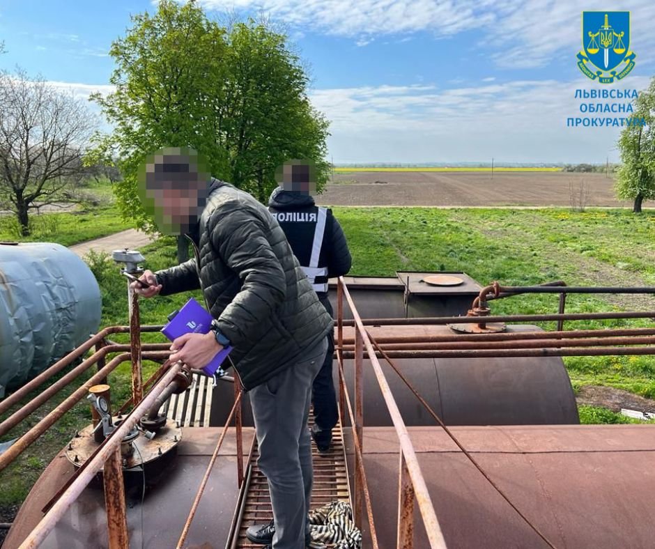 Під час обшуків вилучили пальне, вартість якого становить 7,5 млн грн (фото прокуратури)