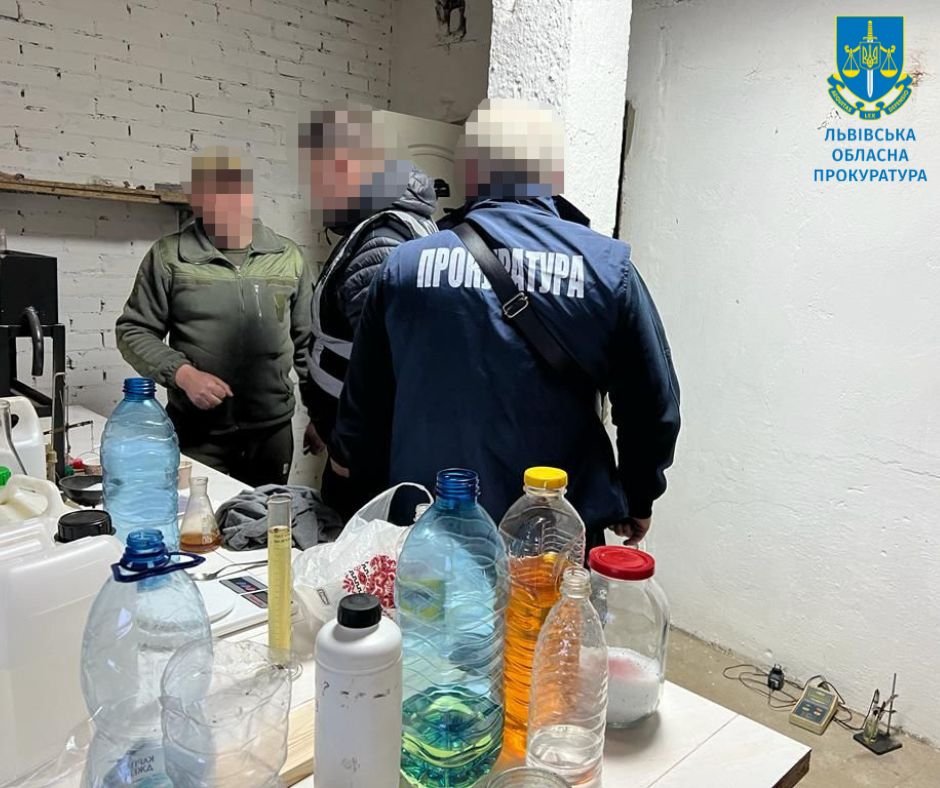 Під час обшуків вилучили пальне, вартість якого становить 7,5 млн грн (фото прокуратури)