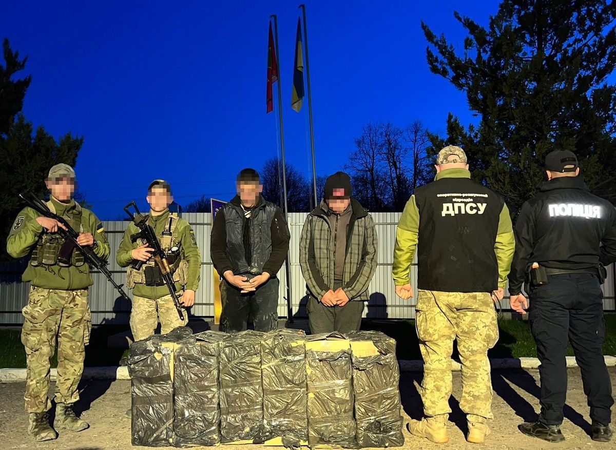 Буковинські контрабандисти намагалися перенести через кордон 2,5 тис. пачок сигарет