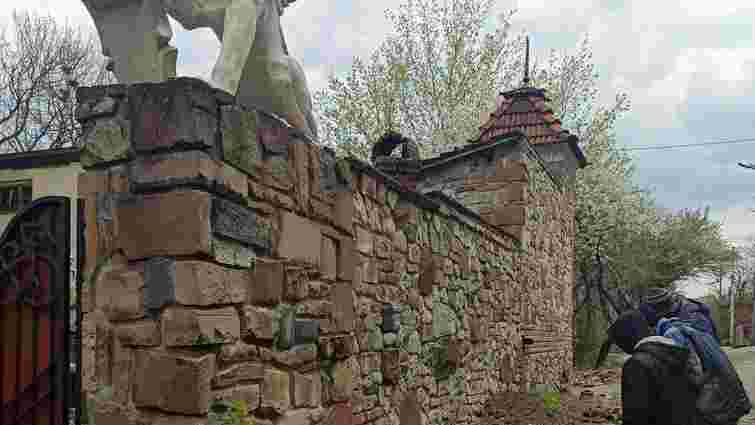 Через двометровий паркан з грифонами кілька будинків у Тернополі залишилися без води