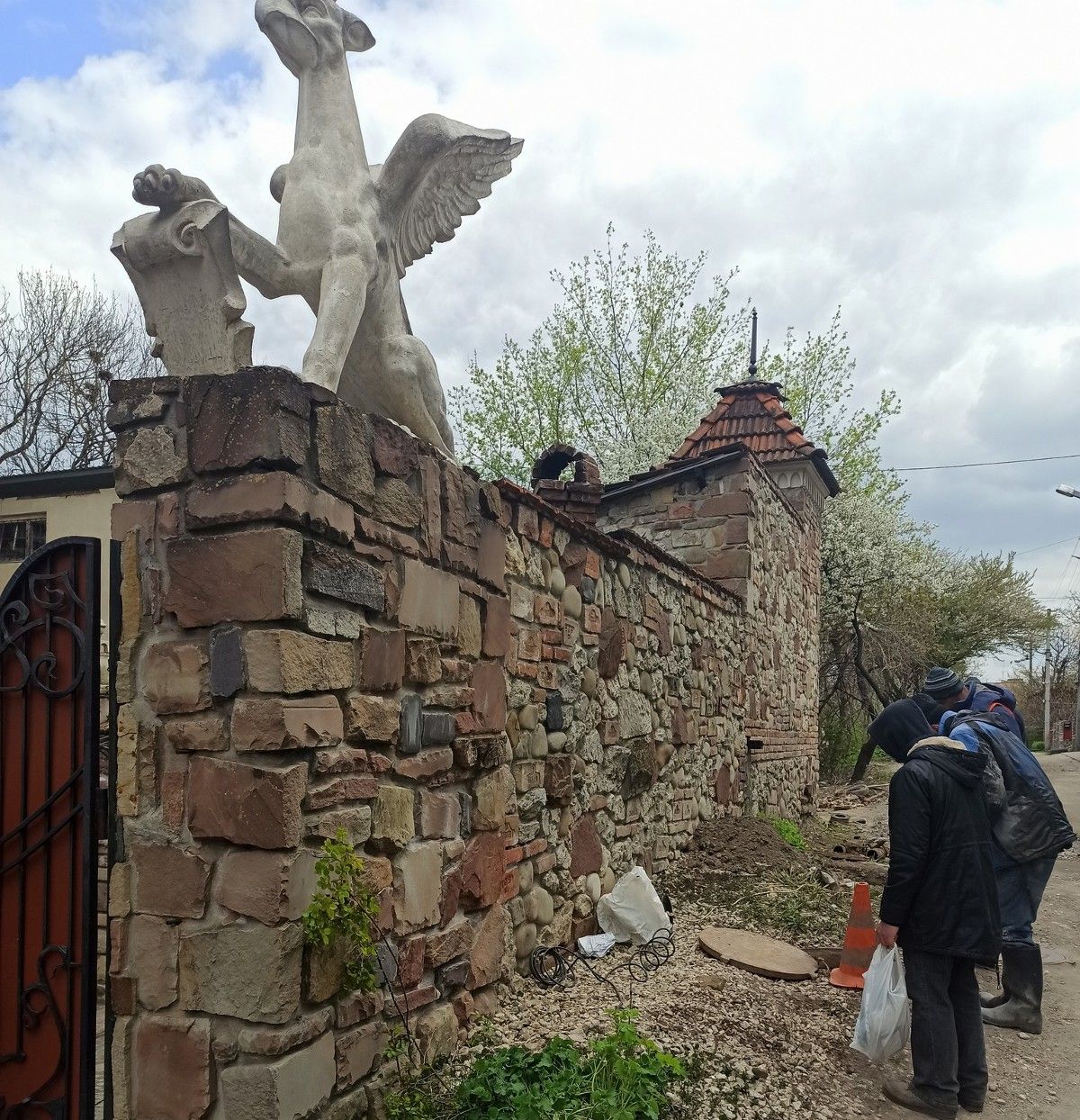 Через двометровий паркан з грифонами кілька будинків у Тернополі залишилися без води
