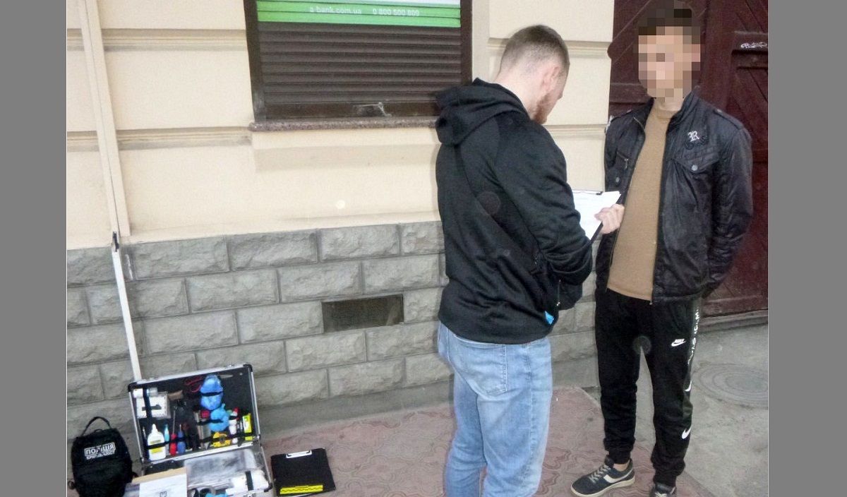 20-річний одесит видурив у літньої львів'янки сотні доларів та євро