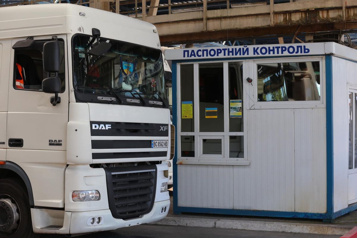У трьох пунктах пропуску на Львівщині запровадять електронну чергу