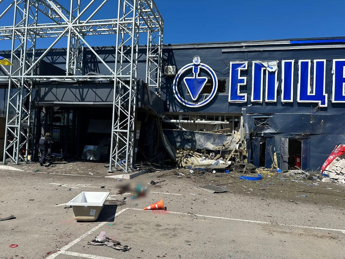 Внаслідок обстрілу херсонського «Епіцентру» загинуло троє людей