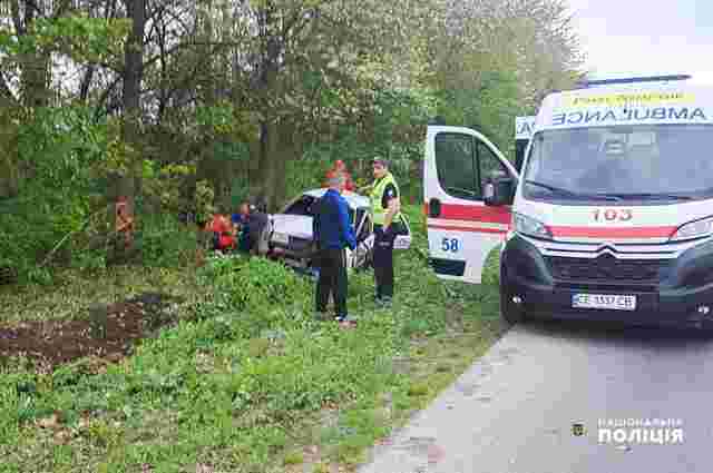 На Буковині 15-річний водій зламав стегно після зіткнення з деревом