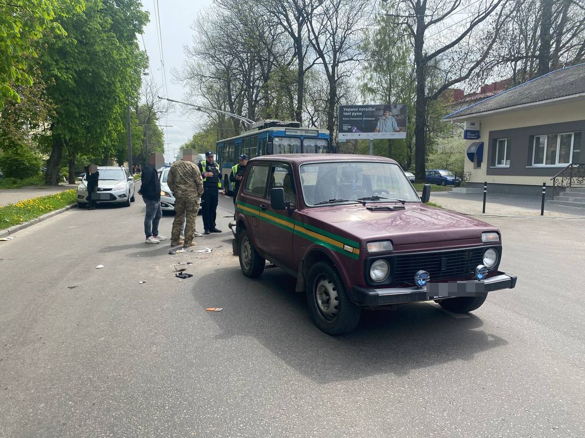 У Рівному внаслідок зіткнення з автомобілем військових постраждав мотоцикліст