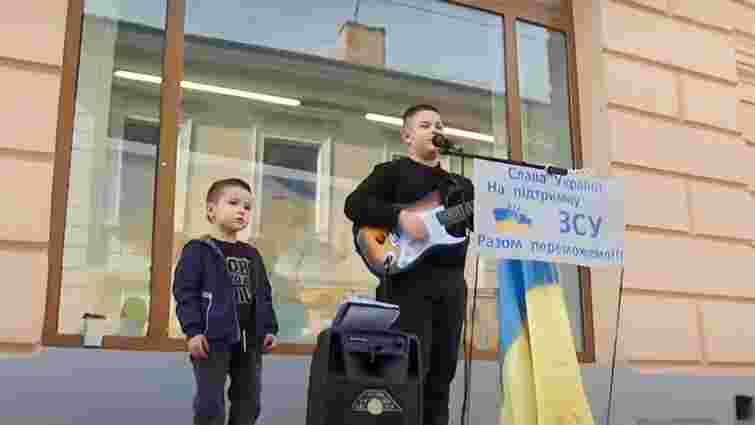 12-річний буковинець співаючи зібрав 60 тис. грн для ЗСУ