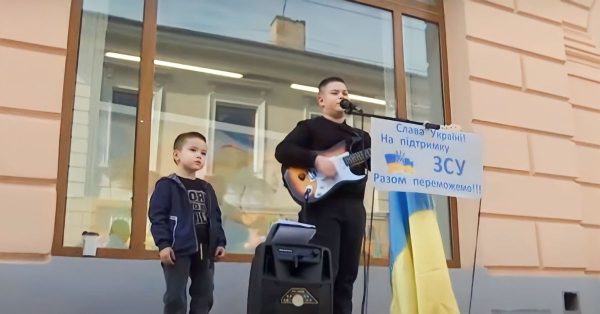 12-річний буковинець співаючи зібрав 60 тис. грн для ЗСУ