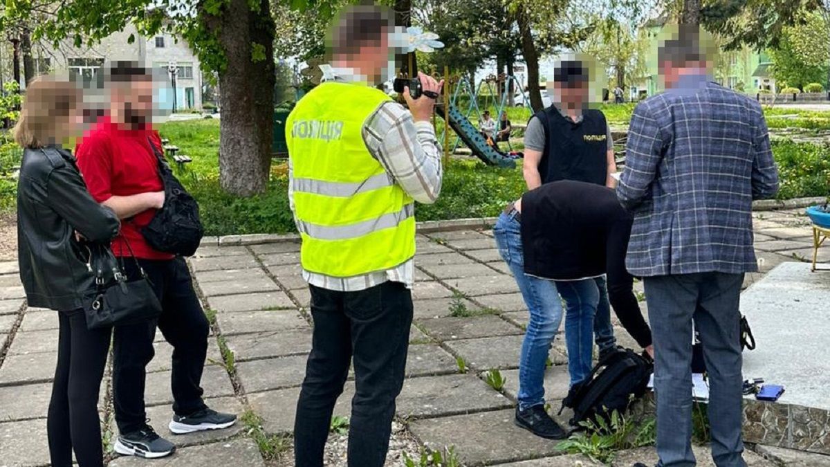Директора ліцею з Івано-Франківщини затримали на хабарі 6000 доларів