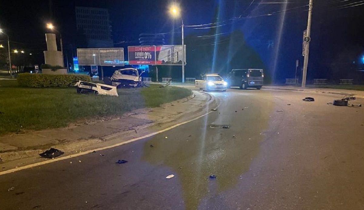 П'яний львів'янин за кермом Ford виїхав на кільце і перекинувся 
