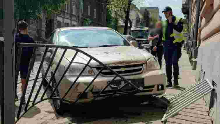 У Львові водій легковика зніс парапет і збив пішохідку на тротуарі