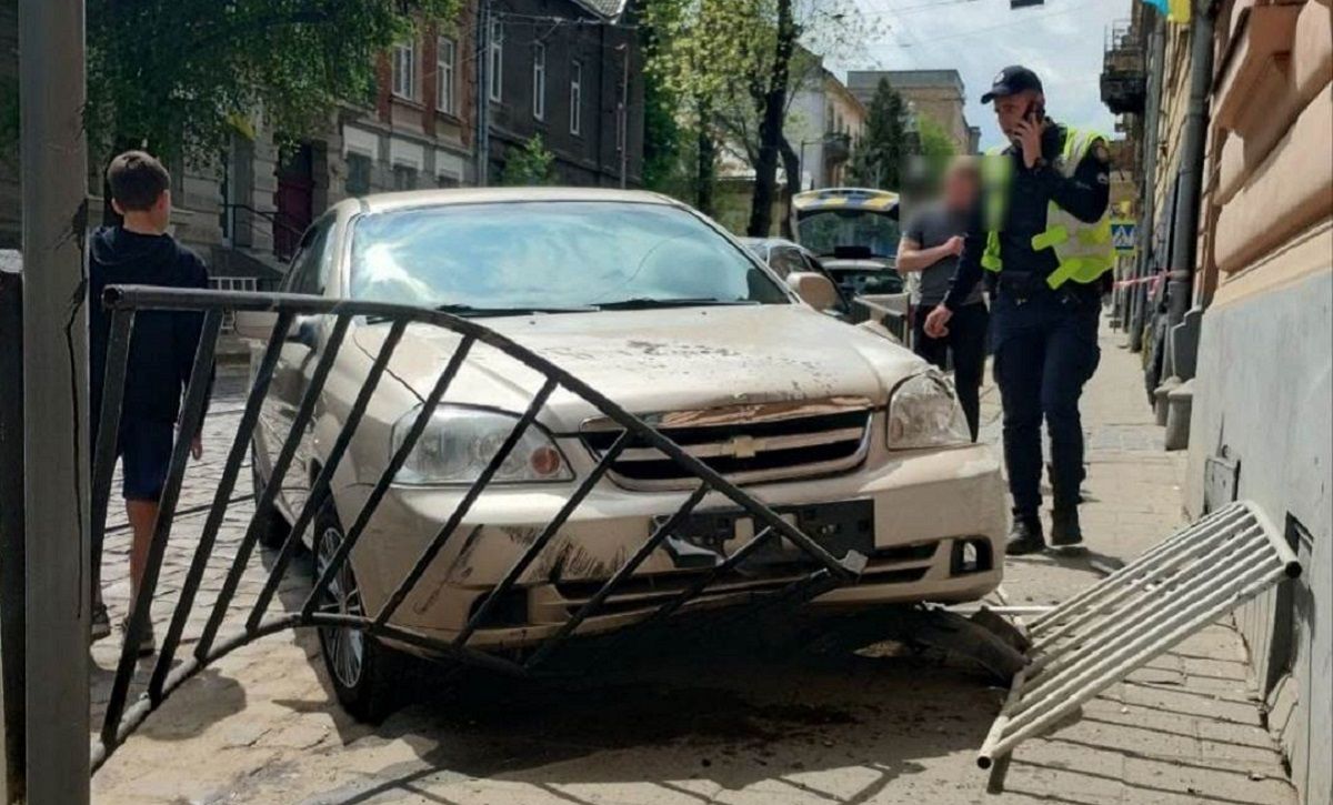 У Львові водій легковика зніс парапет і збив пішохідку на тротуарі