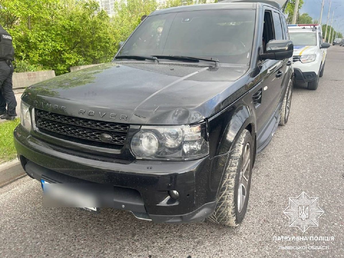 Після скандалу в центрі Львова водієві та всім пасажирам Range Rover вручили повістки