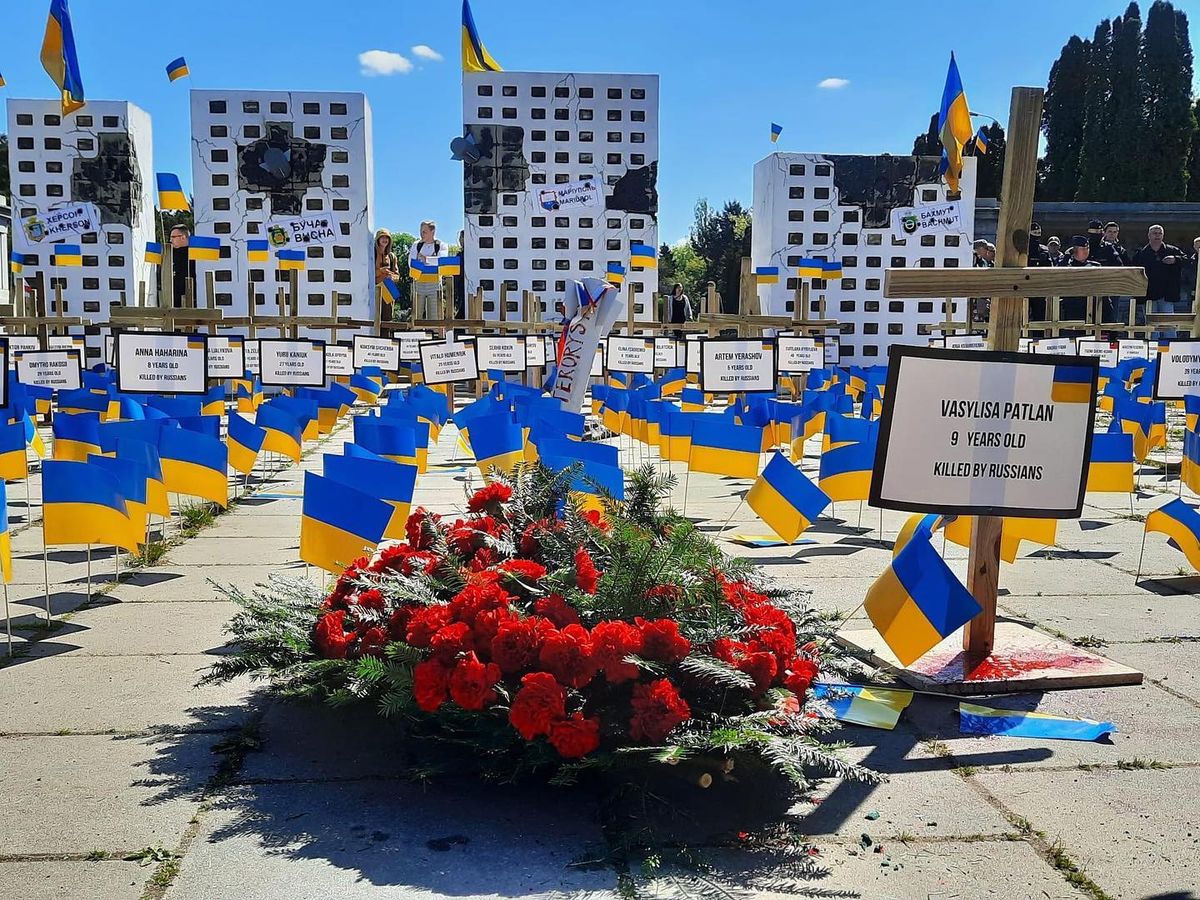 Активісти завадили послу РФ покласти квіти до радянського меморіалу у Варшаві