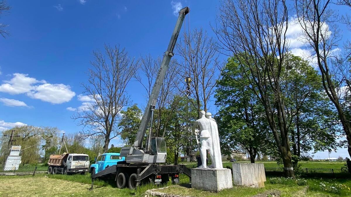 У Червоноградському районі демонтували два пам’ятника радянським солдатам