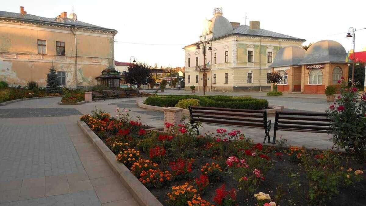 Міськрада Золочева за день уклала сім угод на 11 млн грн з одним підприємцем