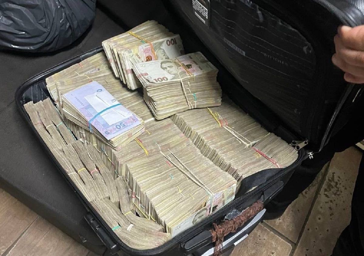 Через «Устилуг» в Україну намагались незаконно провезти 2 млн грн у валізах