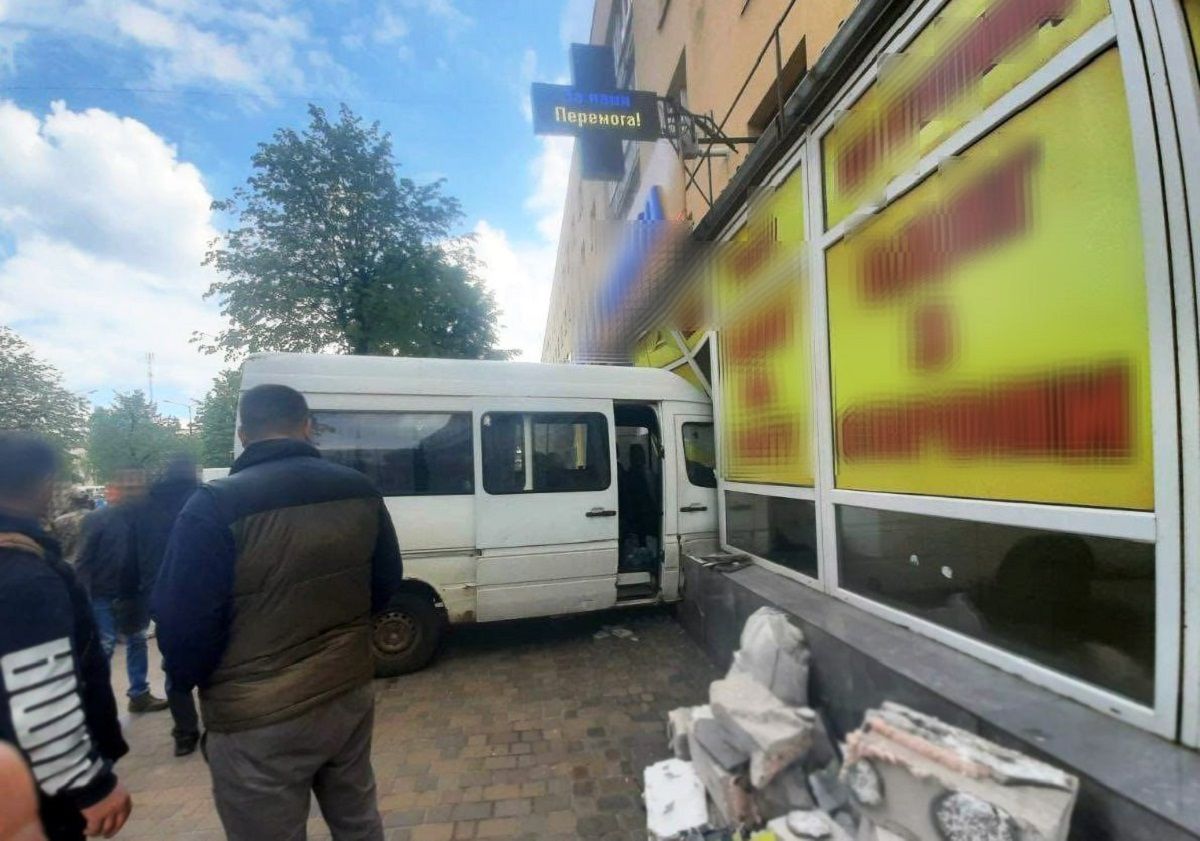 На Рівненщині водій в'їхав у магазин, переплутавши педалі газу та гальм