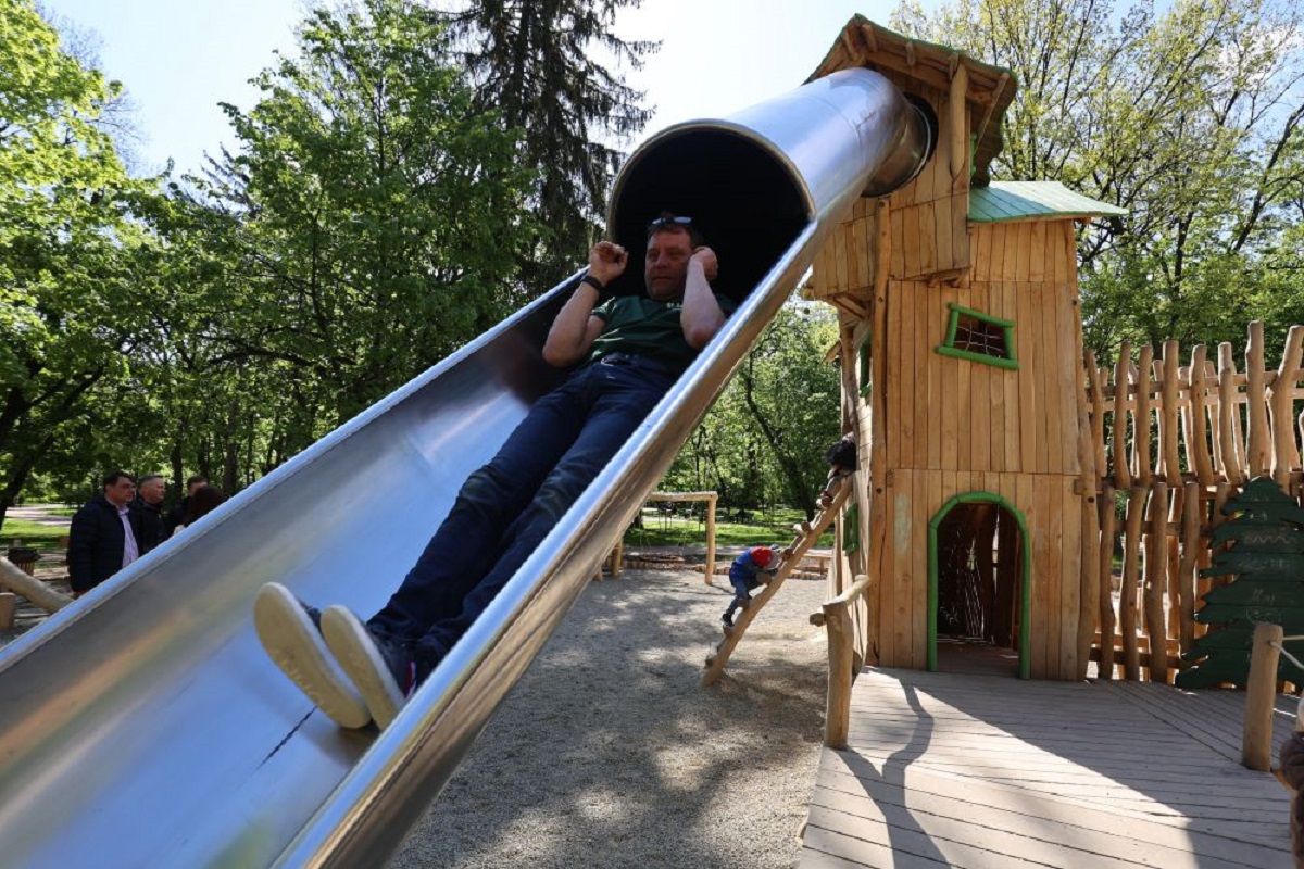Німецький фахівець проінспектував на безпечність  львівський дитячий майданчик «Лис Микита» 