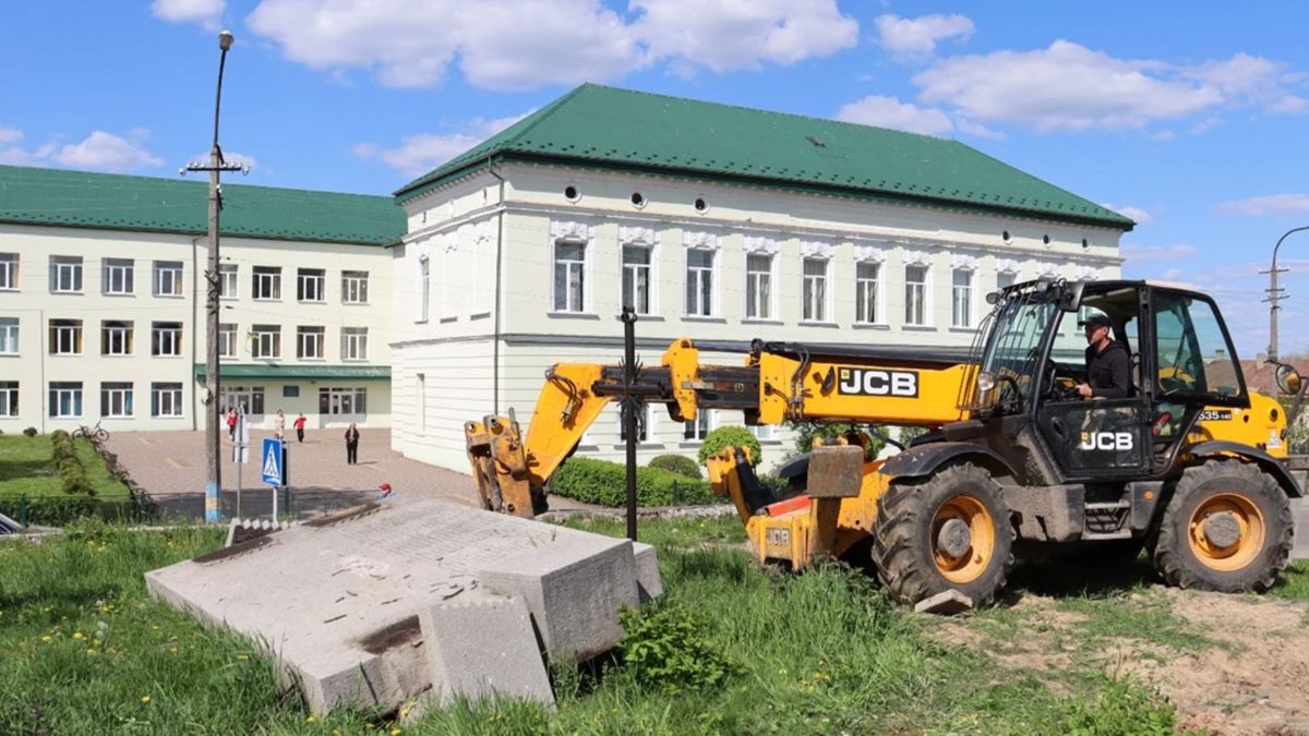 У Мостиськах демонтували плити з поховань членів НКВД та комуністів