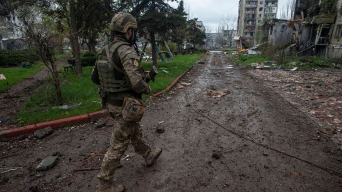 Окупанти на Бахмутському напрямку відступили на два кілометри, – Сирський 