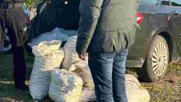 На Рівненщині поліція на блокпосту зупинила авто з 110 кг бурштину