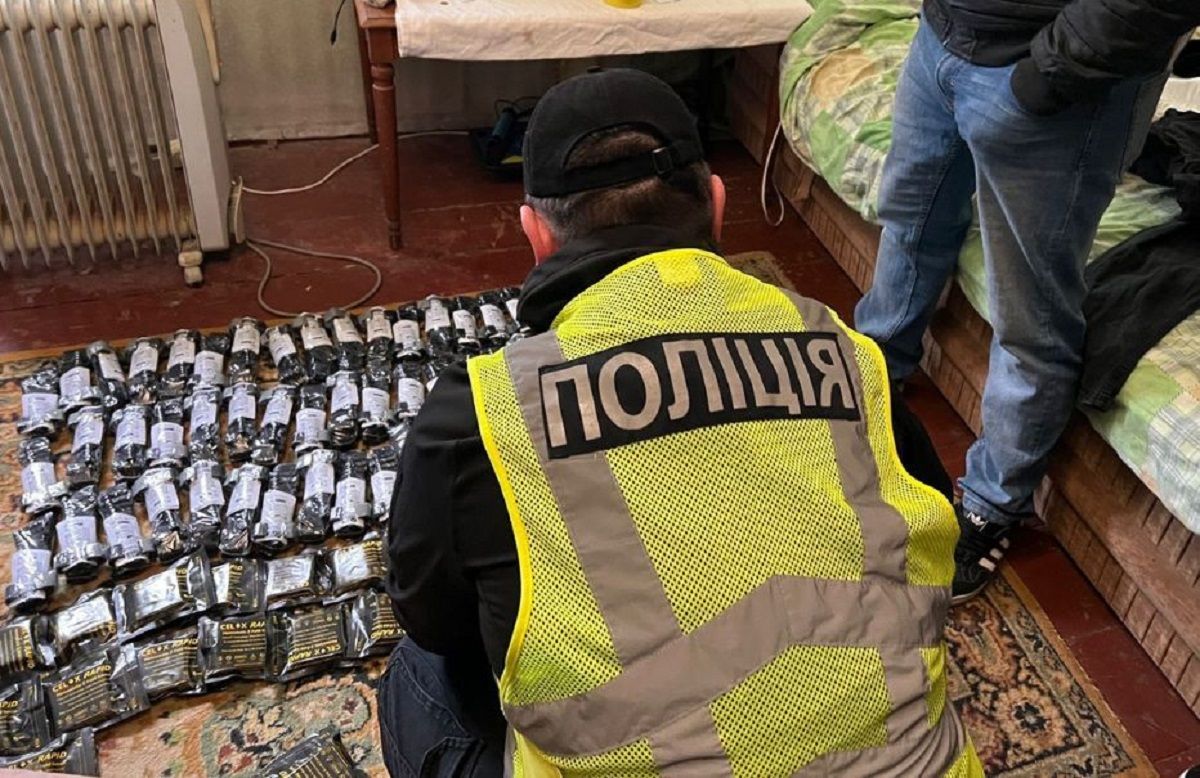 Троє мешканців Києва продавали привезені для військових тактичні аптечки