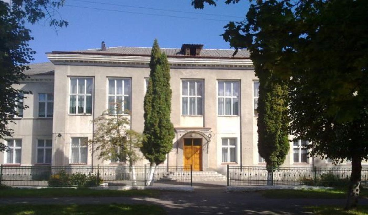 Матір школярок з Львівщини оштрафували за прогуляні доньками уроки
