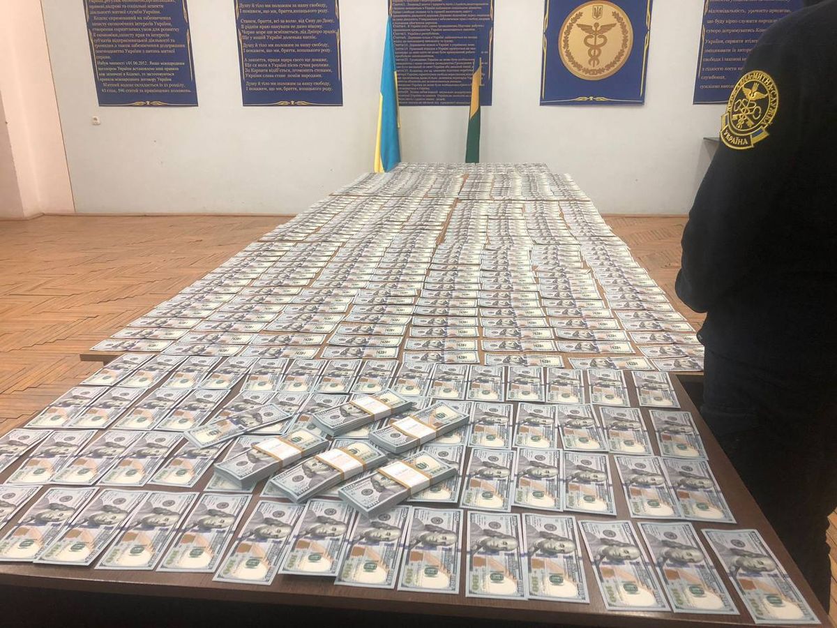 Харків’янин намагався провезти в Україну незадекларованих 120 тис. доларів