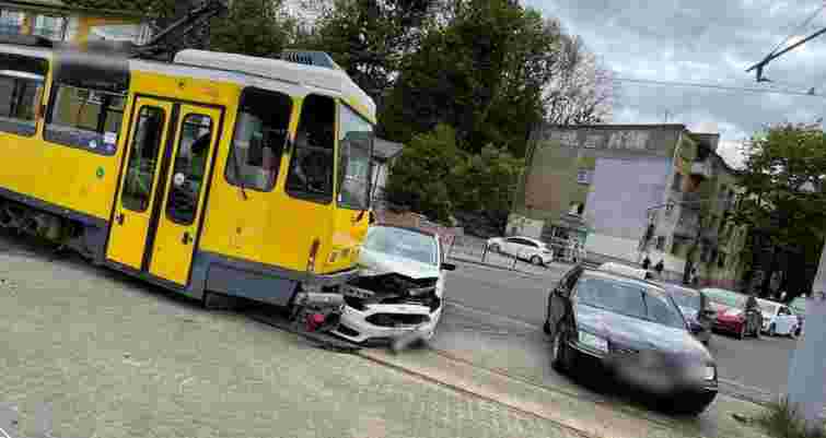 32-річна водійка Ford Focus в'їхала під трамвай у Львові