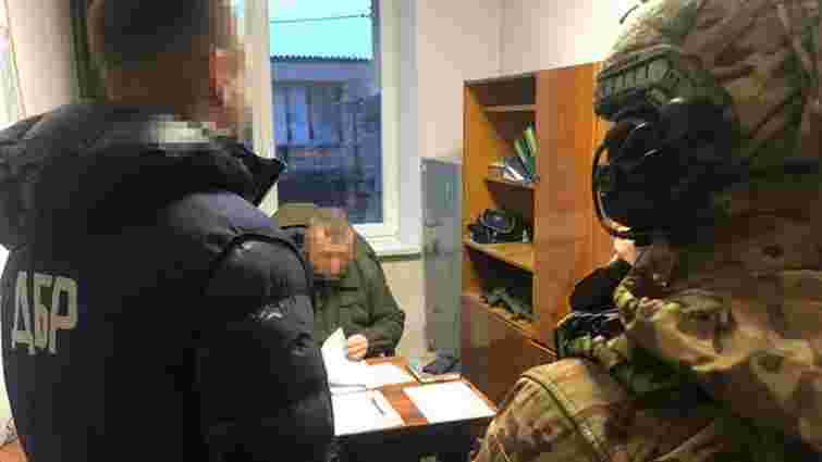 Викритих на хабарі керівників Яворівського військкомату відсторонили від посад