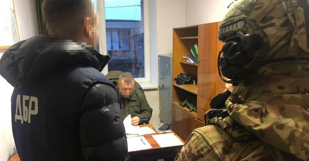 Викритих на хабарі керівників Яворівського військкомату відсторонили від посад