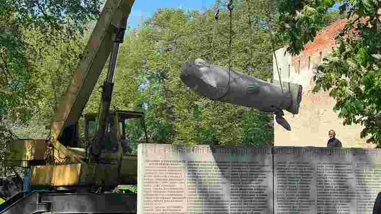 У селі біля Мостиськ демонтували стелу з радянським солдатом