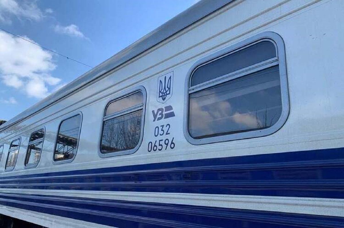 Залізничники відновили ушкоджену внаслідок обстрілу РФ ділянку колії на Хмельниччині